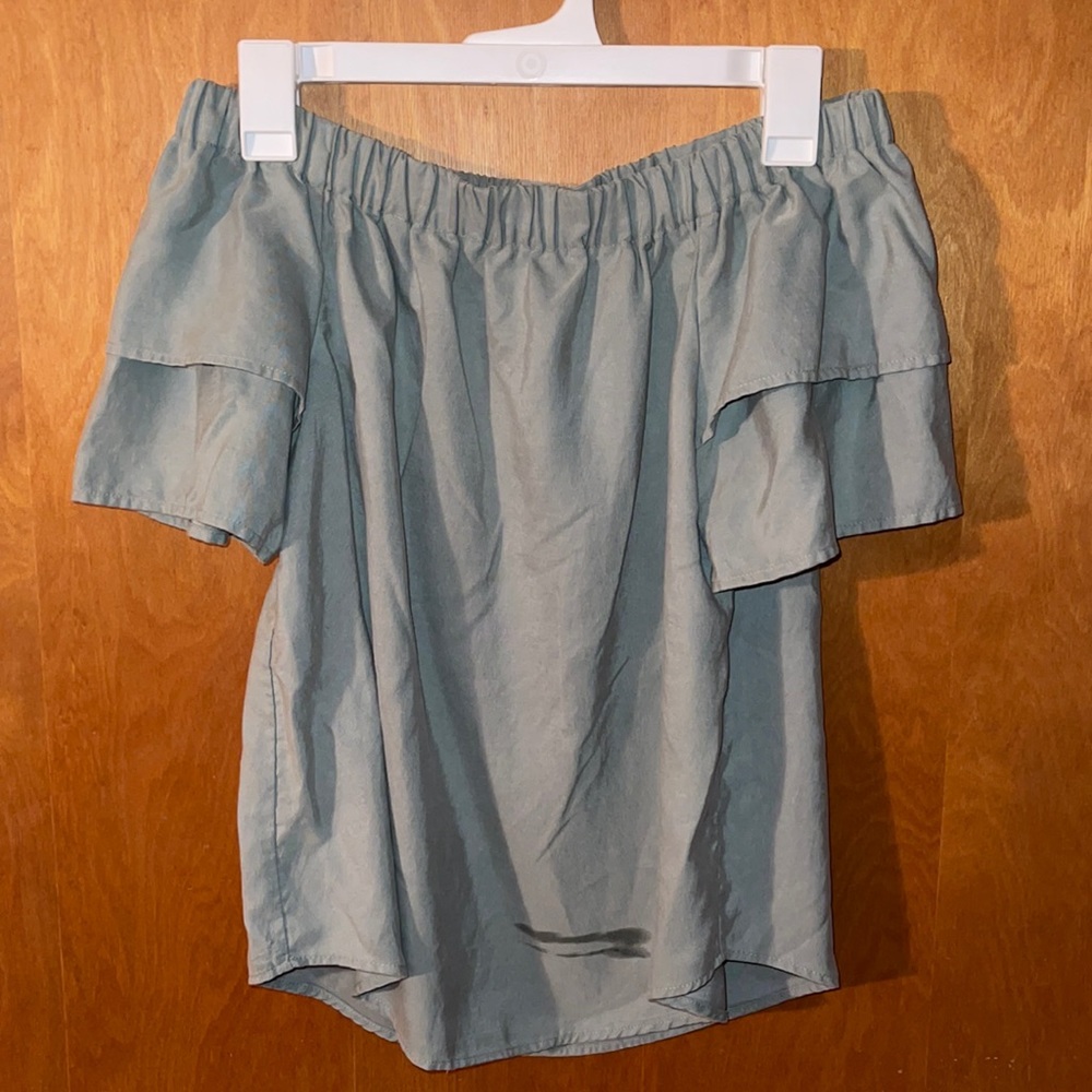 Forever 21 olive green off the shoulder flowy shirt. Size small.